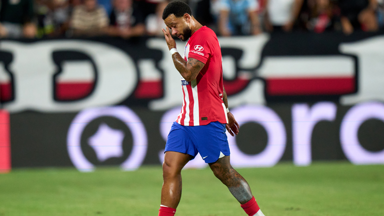 Memphis Depay en partido con el Atlético de Madrid