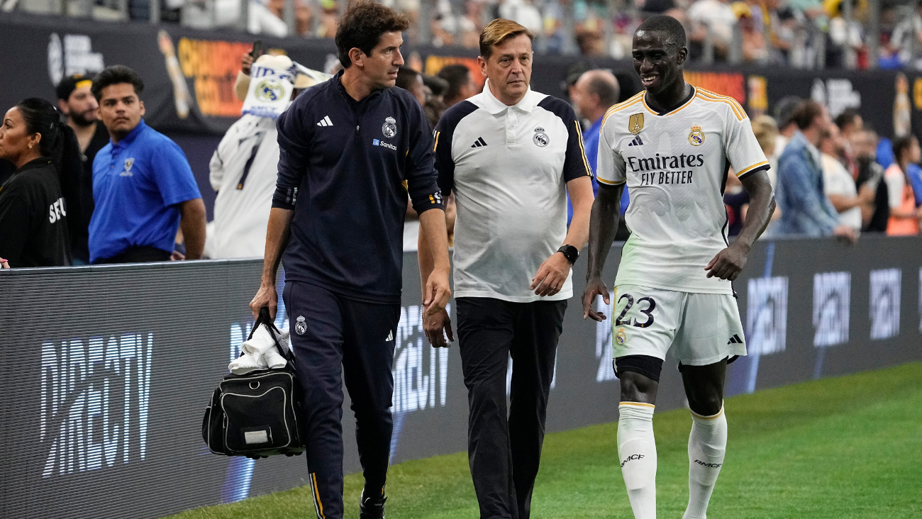 Ferland Mendy en un duelo con el Real Madrid