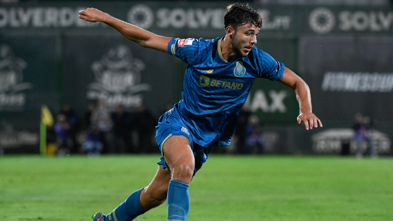 Nico González  en partido con el Oporto