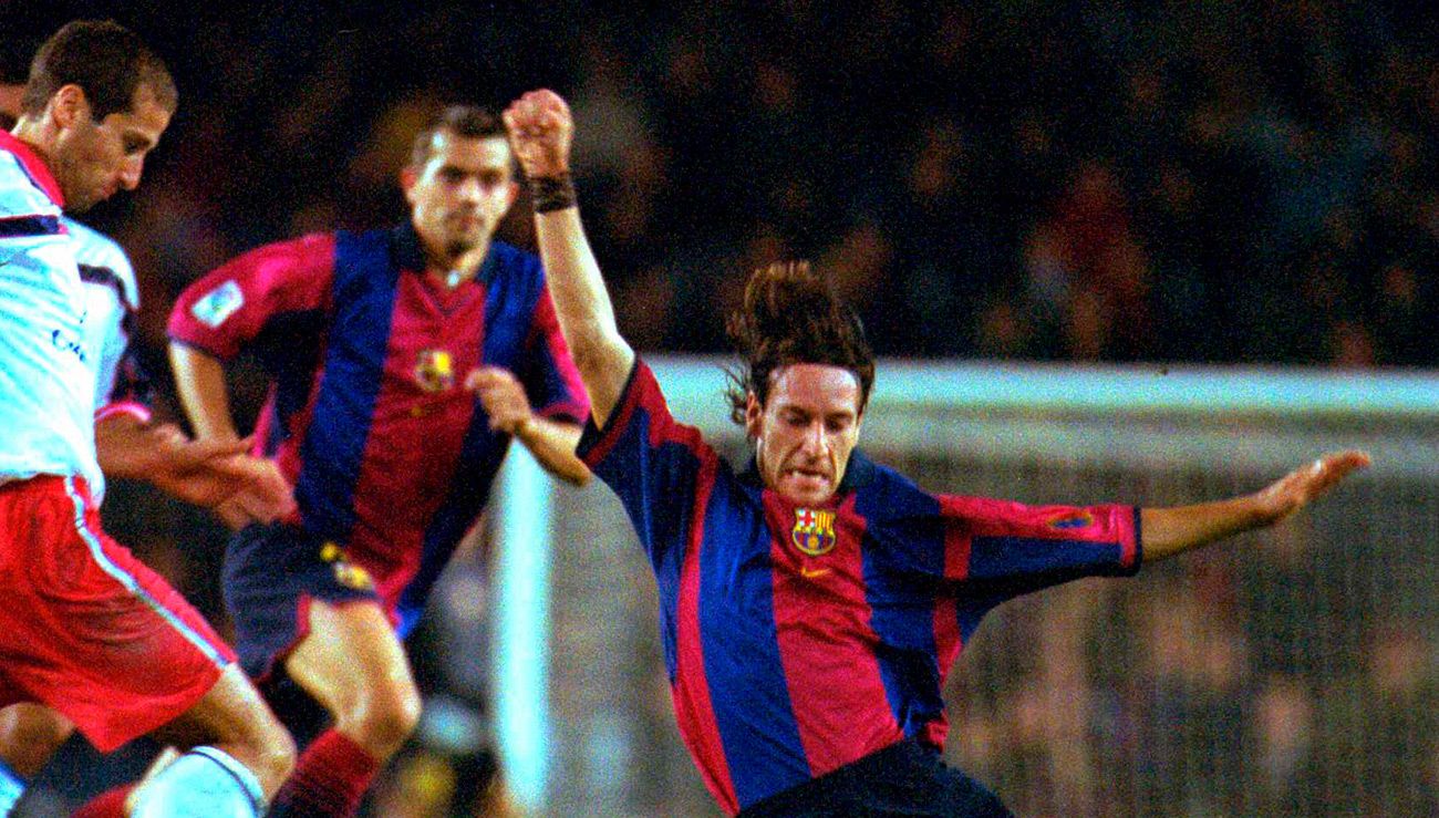 Alfonso Pérez durante un partido con el Barça durante el 2000