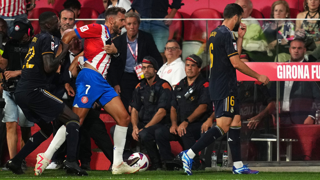 Nacho Fernández saliendo tras ser expulsado en el duelo ante del Real Madrid ante el Girona