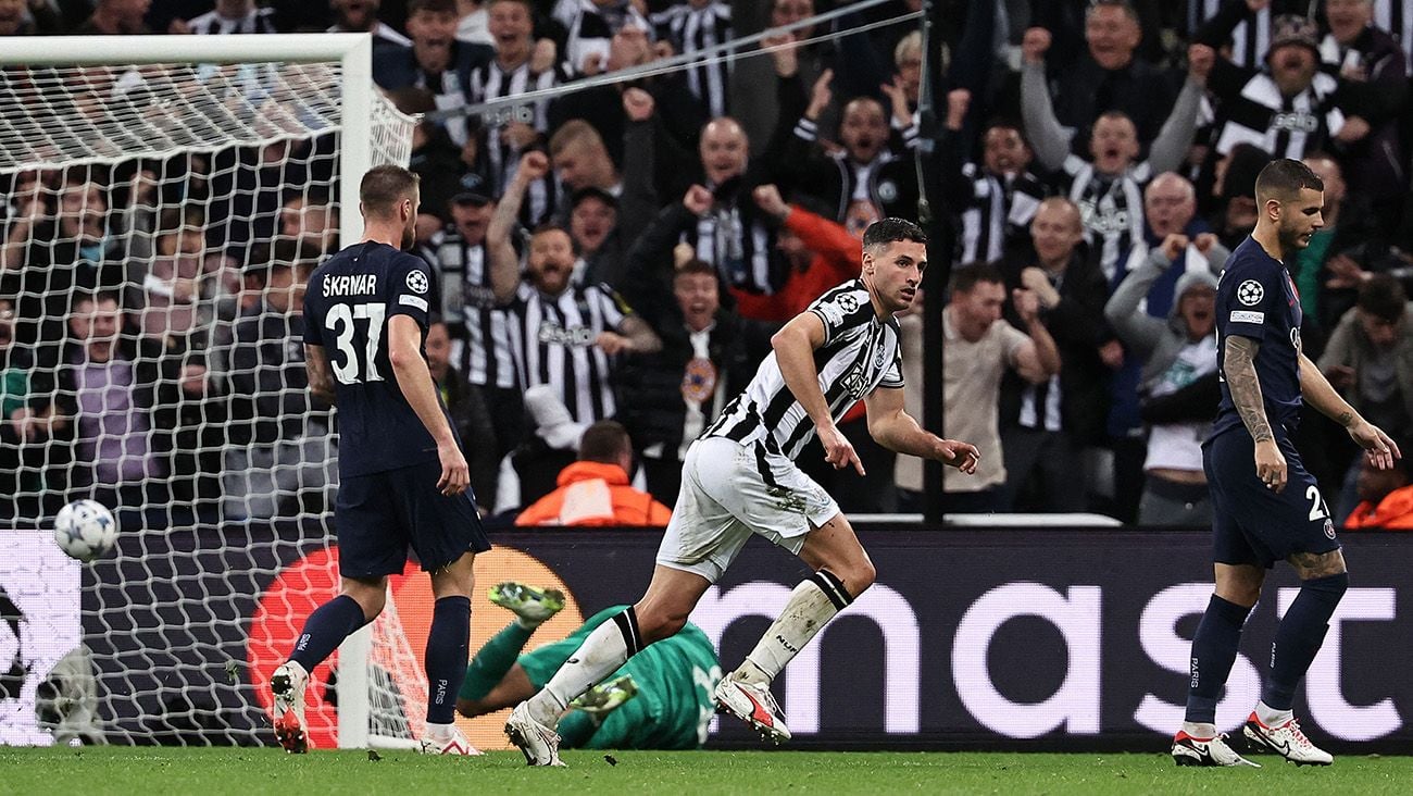 Fabian Schar celebrates one of Newcastle's goals against PSG (4-1)