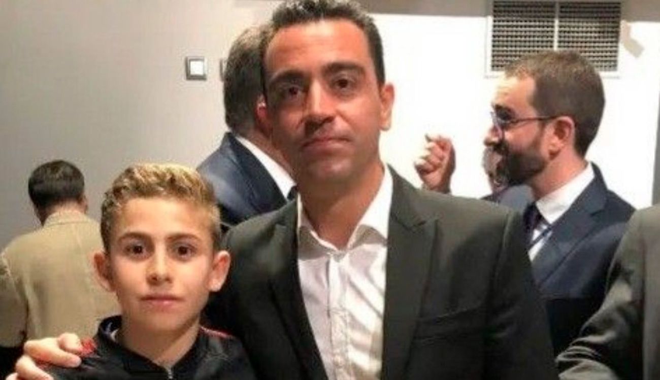 The viral photo of Fermín López with Xavi when he was just a child