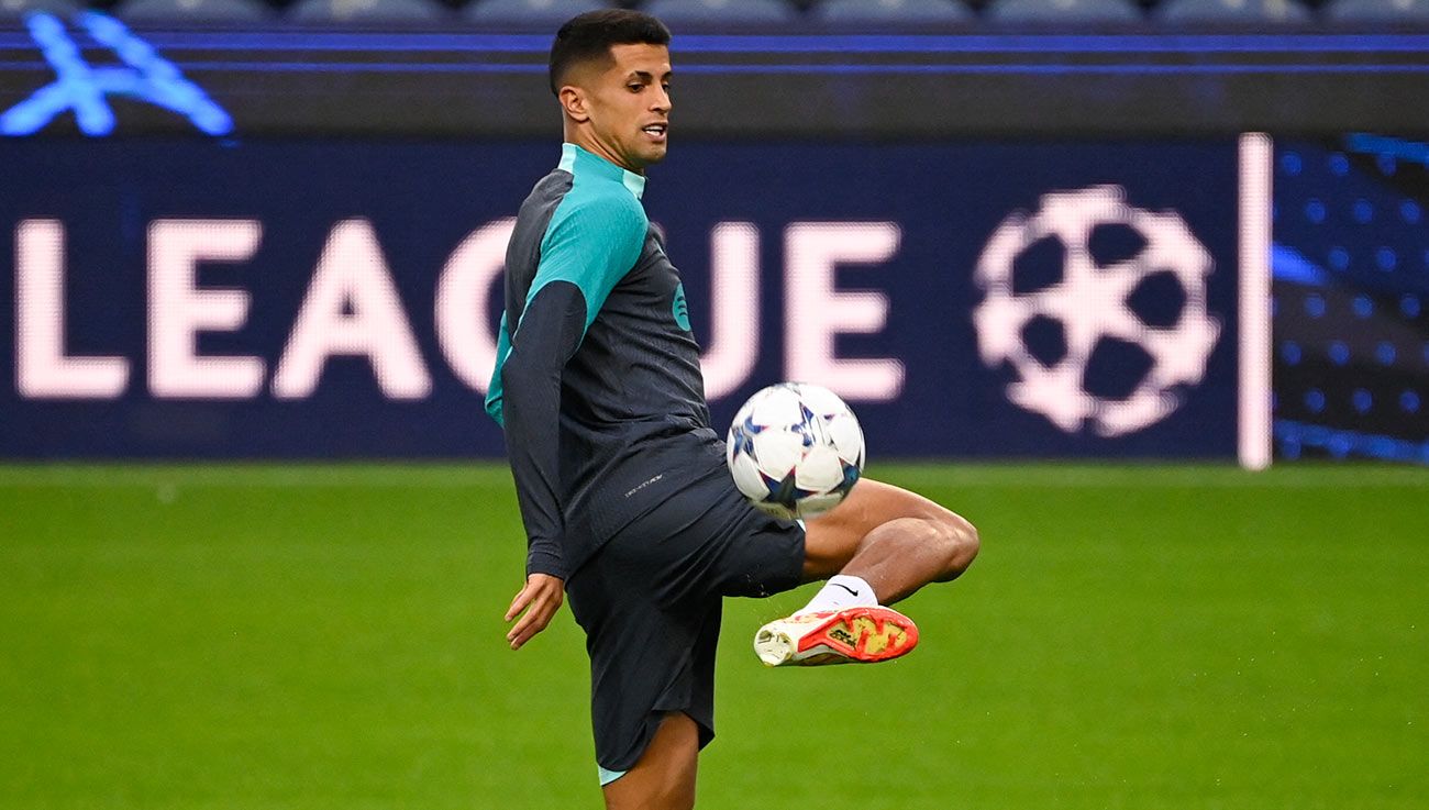 Joao Cancelo durante un entrenamiento