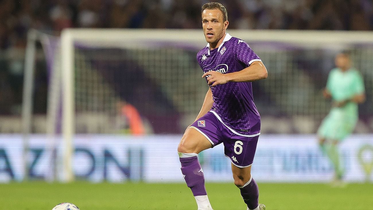 Arthur Melo in a match with Fiorentina