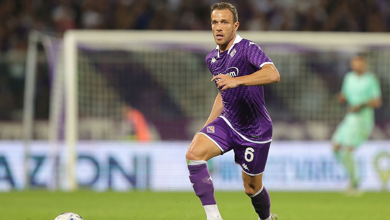 Arthur Melo en un partido con la Fiorentina