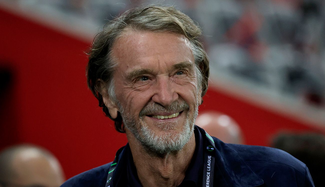 Jim Ratcliffe en un partido del Niza