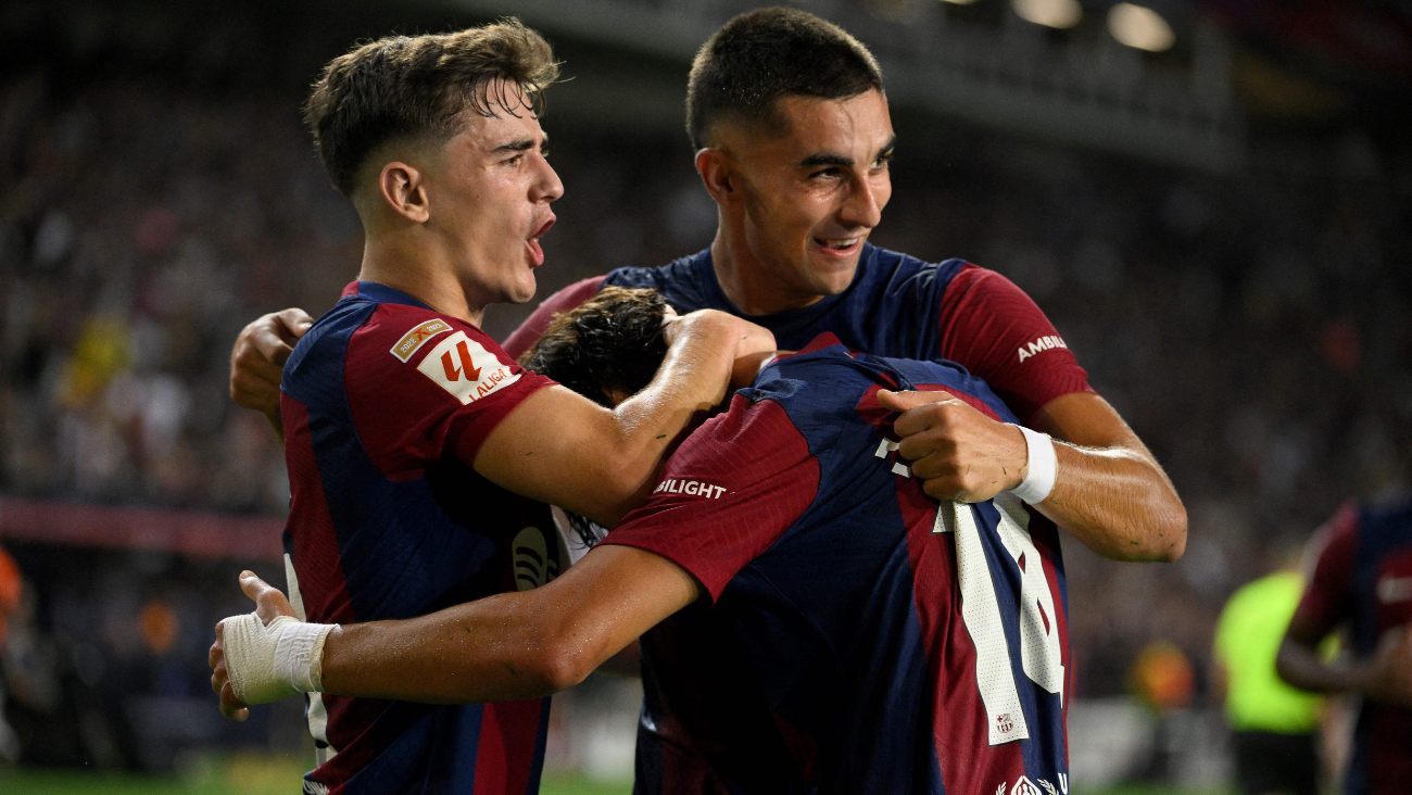 Gavi y Ferran Torres celebrando una anotación con Joao Félix