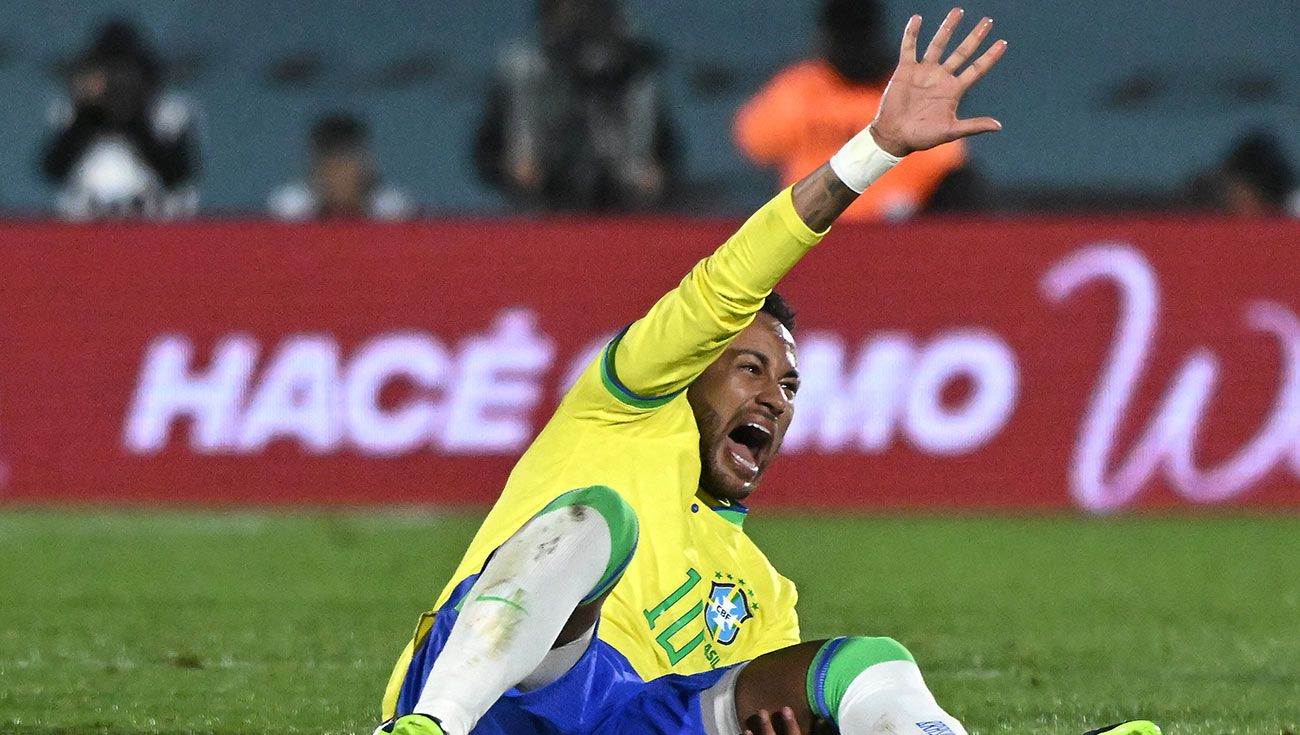 Neymar al sufrir una lesión con Brasil