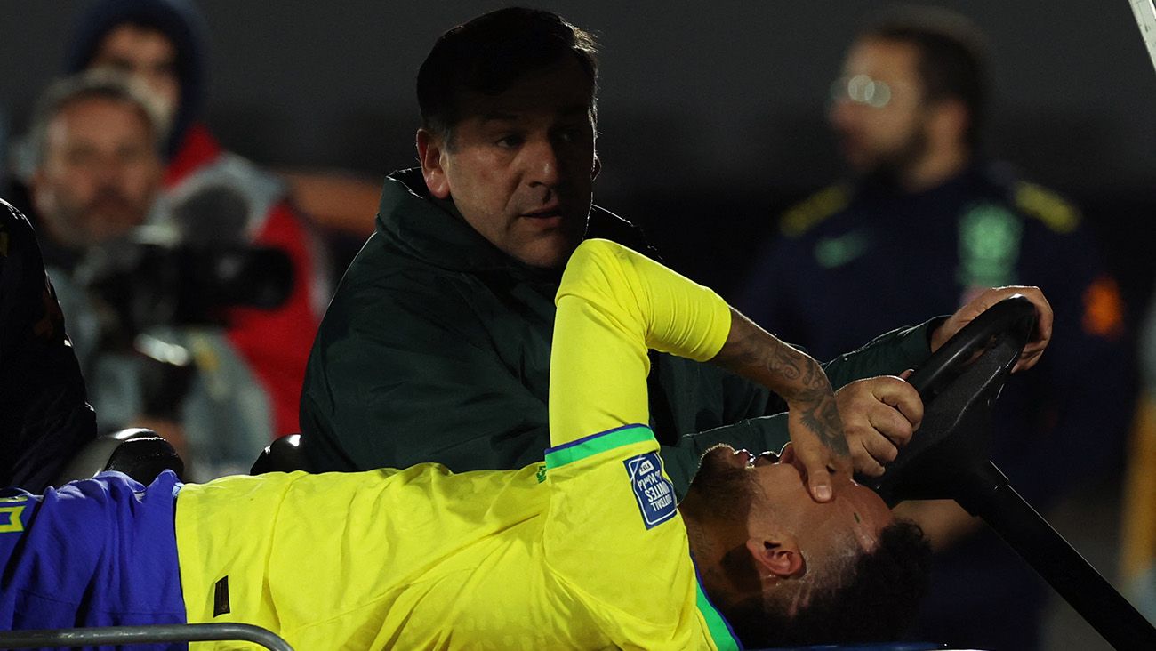 Neymar Jr. abandonó en camilla el campo del Estadio Centenario