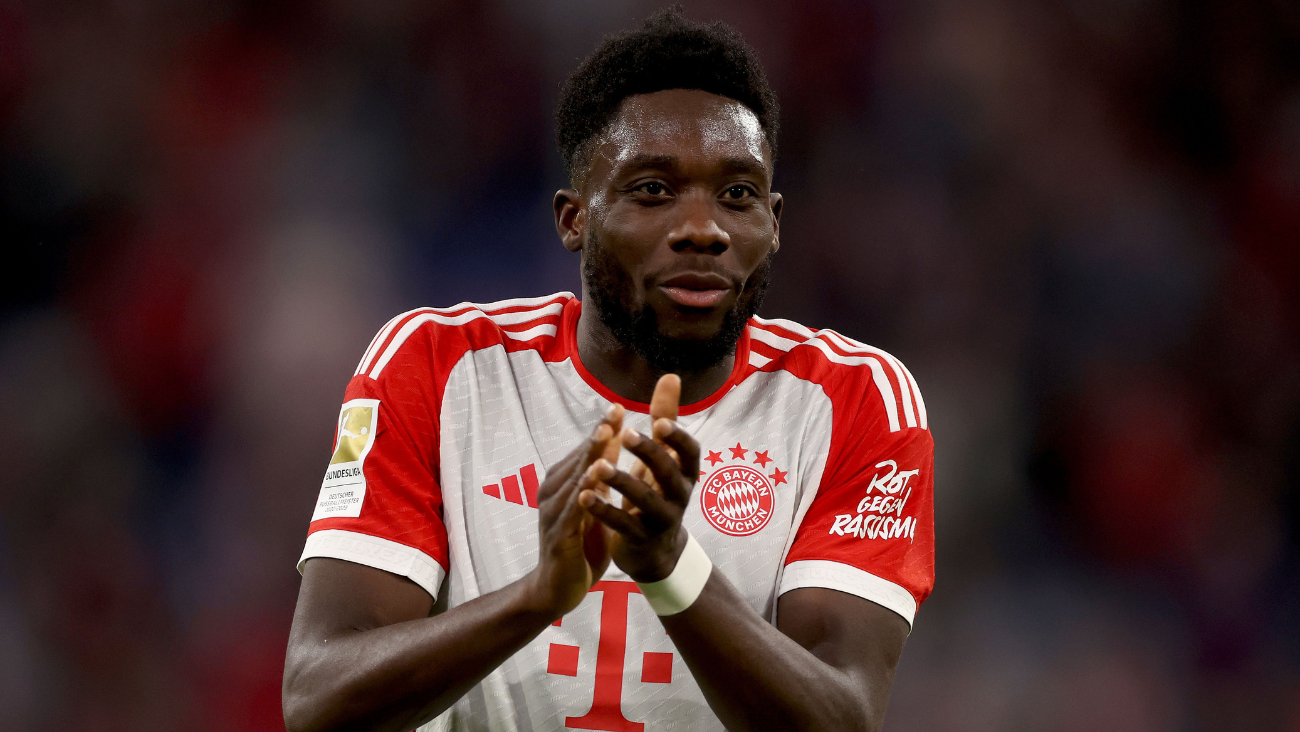 Alphonso Davies con el Bayern Munich en el duelo ante el Friburgo