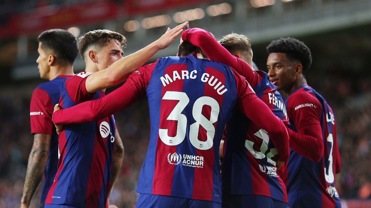 Los jugadores del FC Barcelona celebran el gol de Marc Guiu