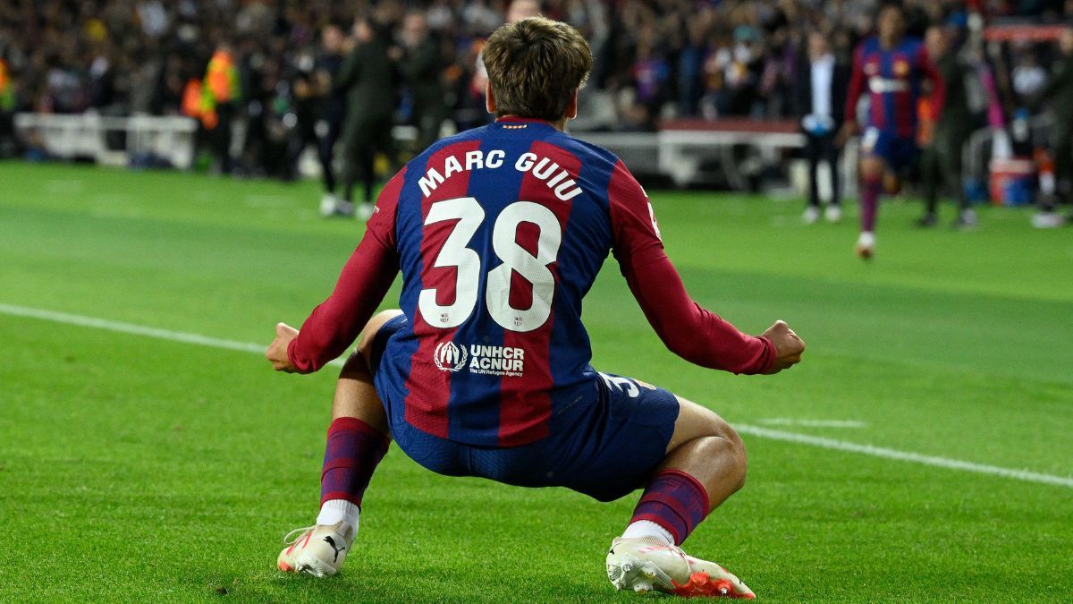 Marc Guiu celebra su primer gol con el Barça