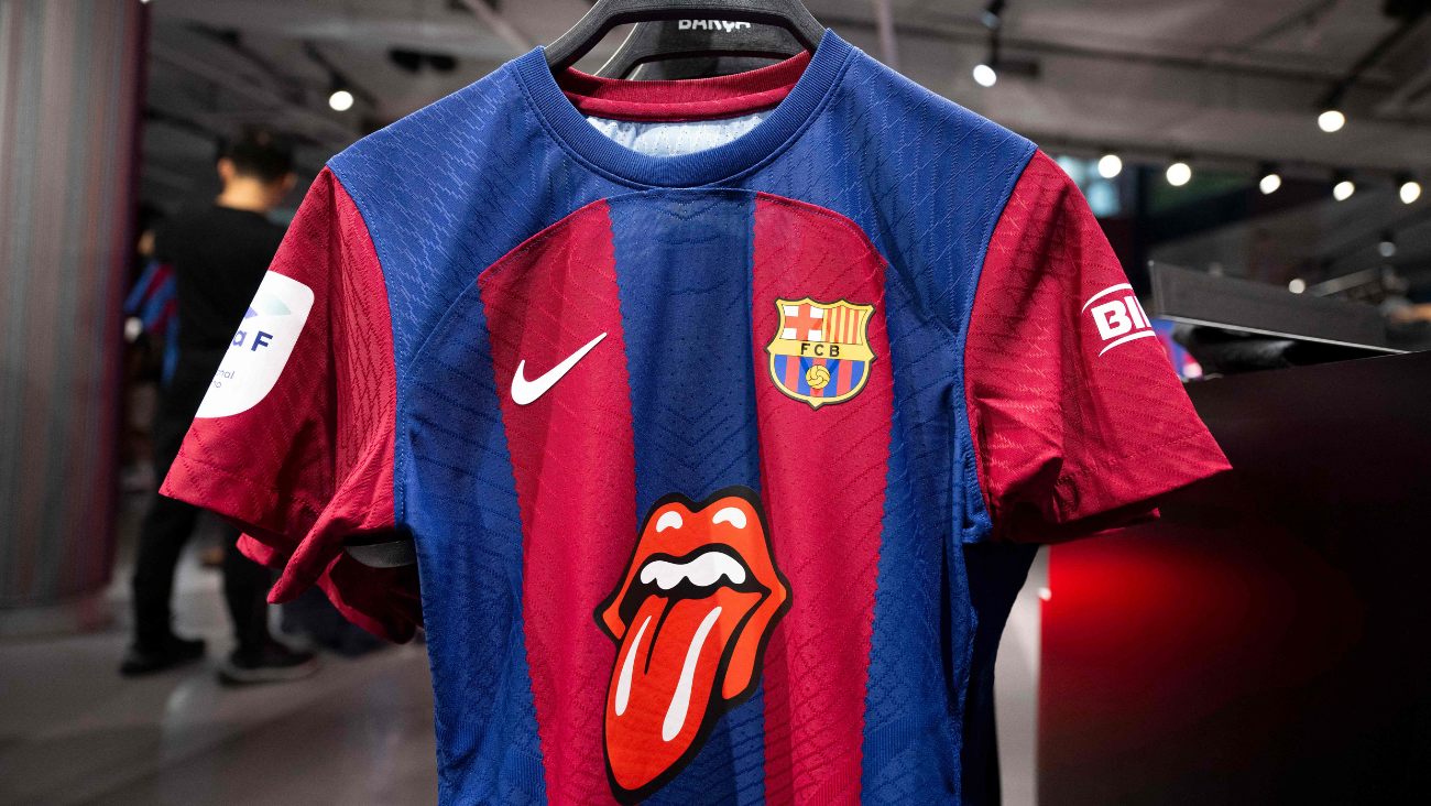 La camiseta del Barça ya 'rockea' al ritmo de los Rolling Stones en las  tiendas oficiales