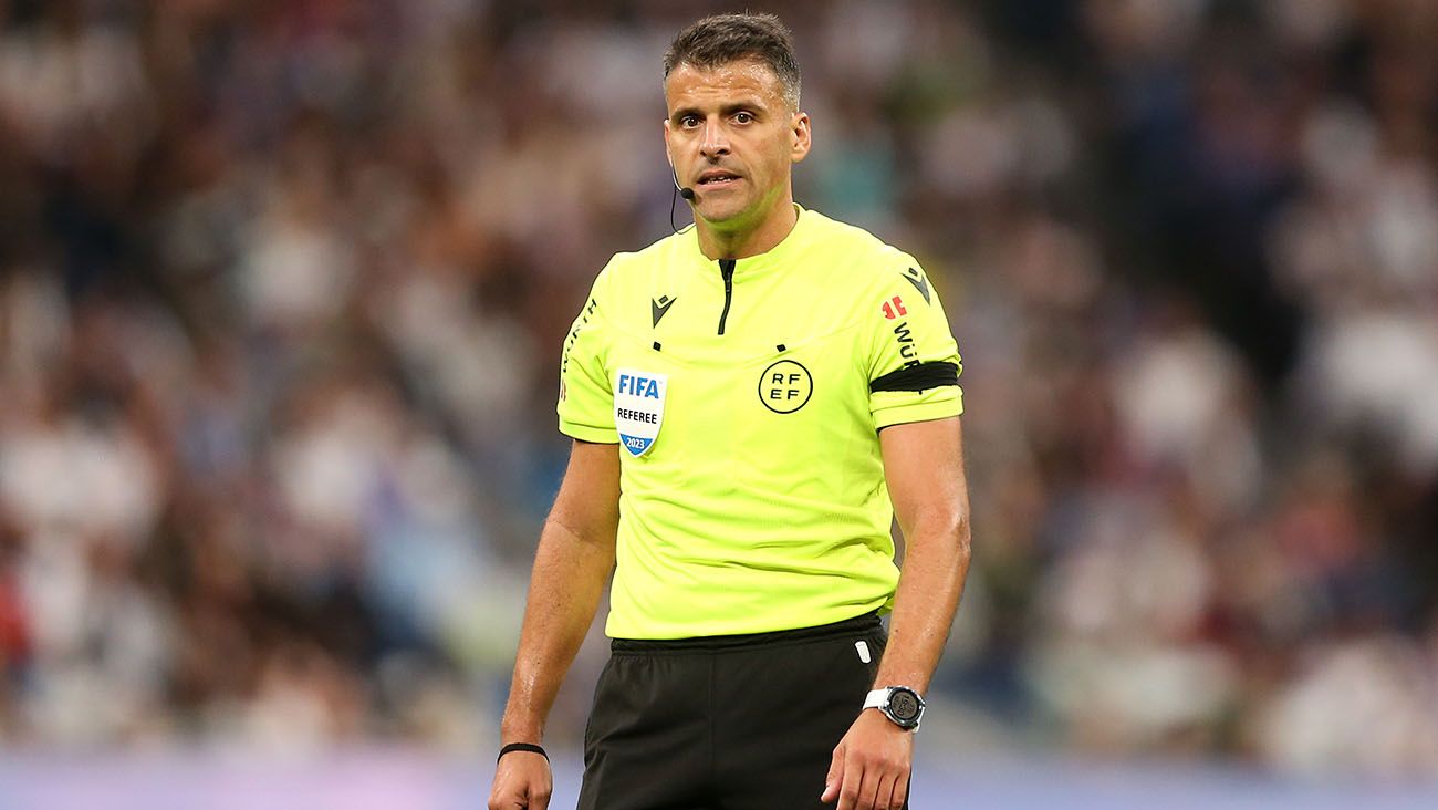 Who is Jesús Gil Manzano, the referee for Barcelona vs Real Madrid