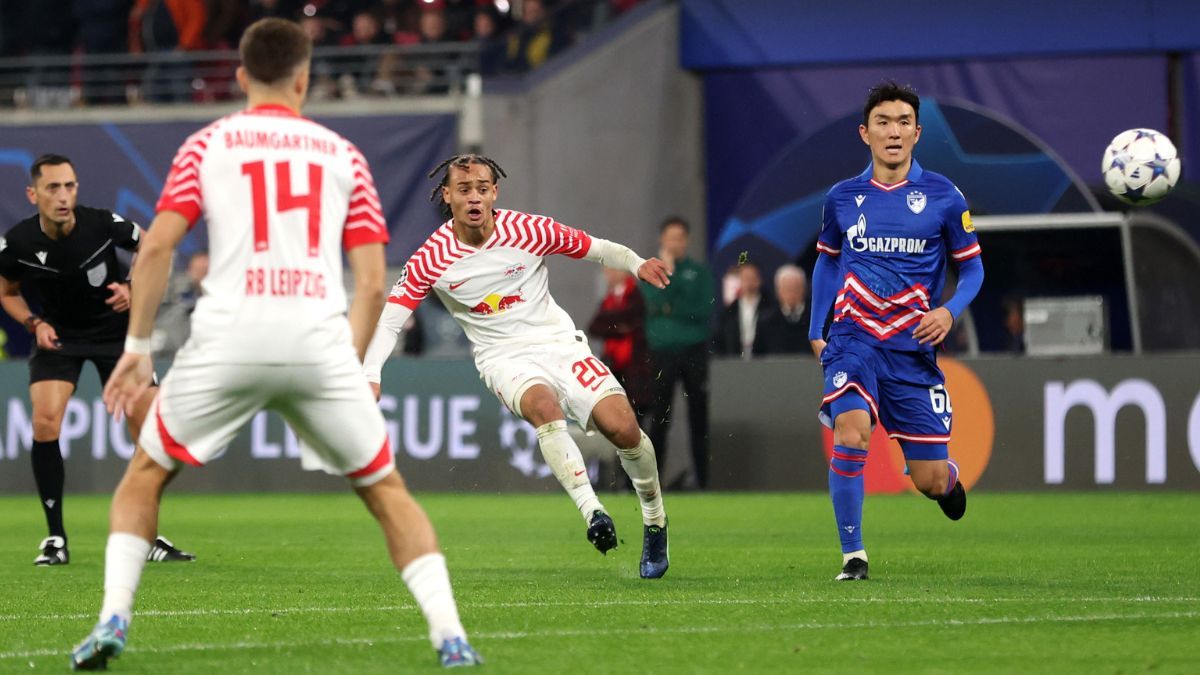 Xavi Simons dispara para su gol contra el Estrella Roja