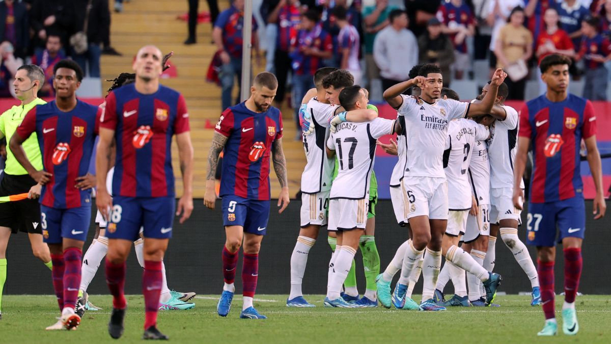 Los jugadores del FC Barcelona lamentan la derrota en el Clásico