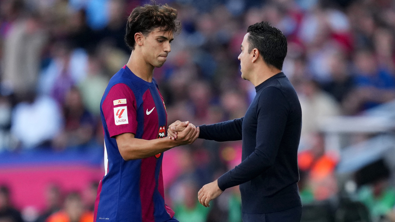 Xavi saludando a Joao Félix luego de reemplazarle por Lamine Yamal en el Clásico