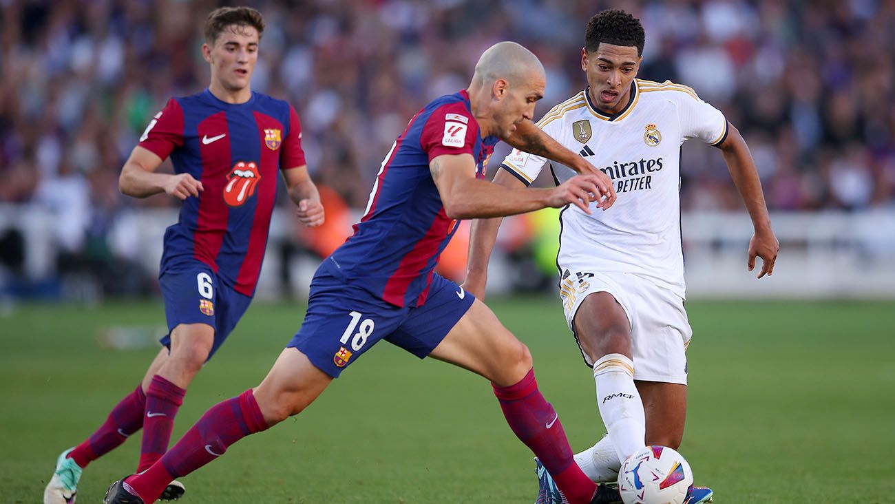 Oriol Romeu disputing for a ball with Jude Bellingham