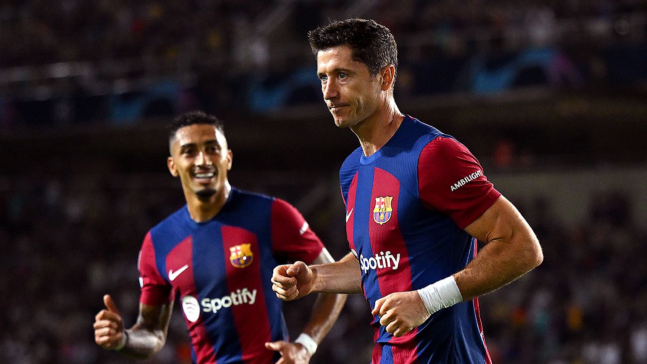 Lewandowski y Raphinha celebrando un gol.