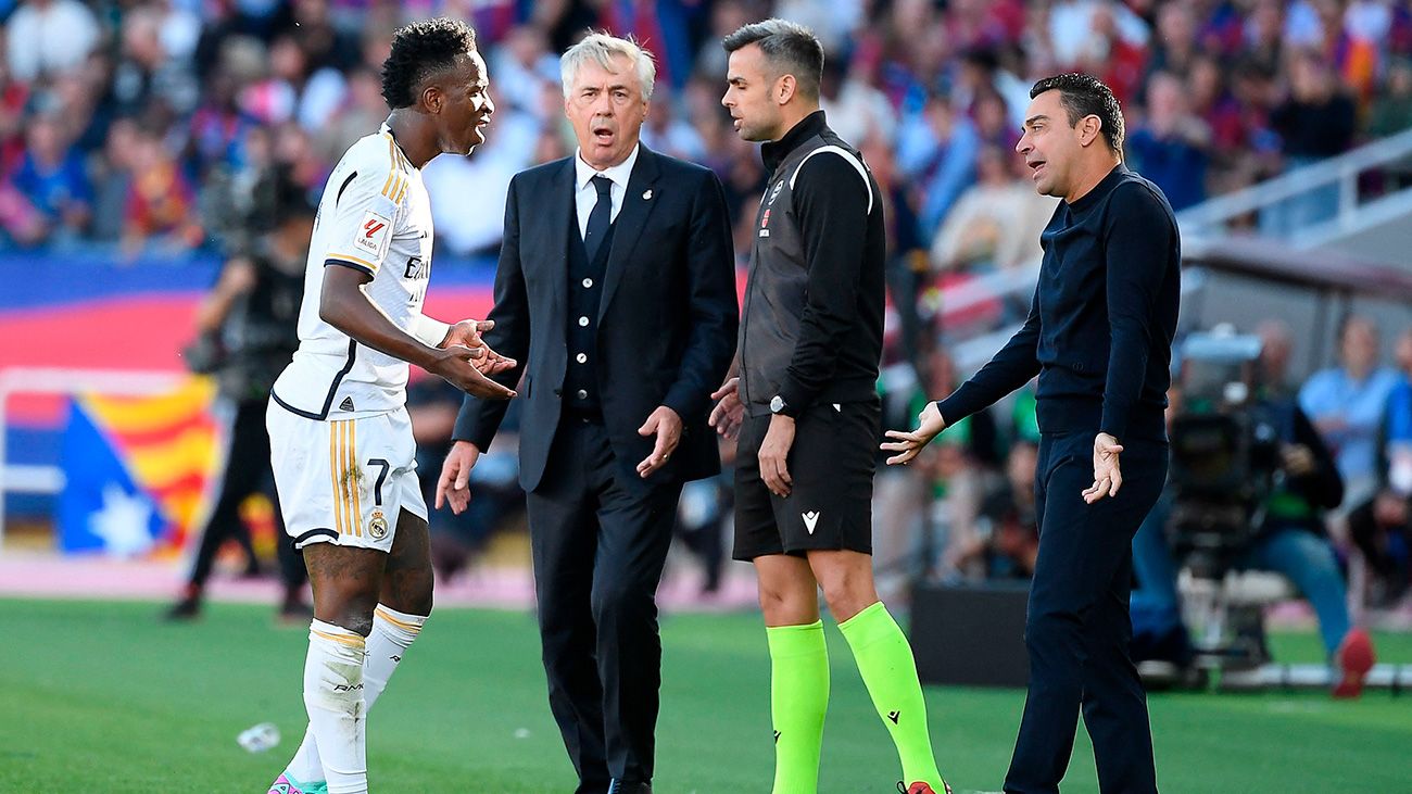 Vinicius protestando a Xavi Hernández