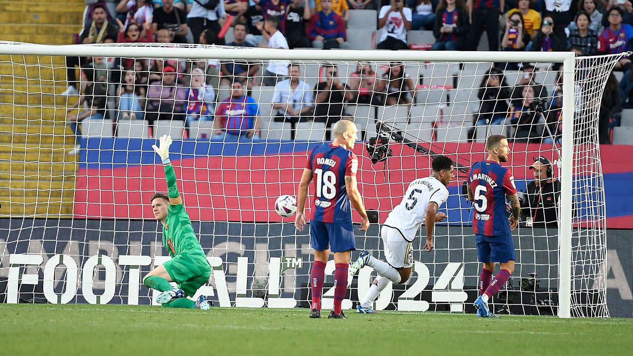 Oriol Romeu and Iñigo Martínez lament after Jude Bellingham's second goal