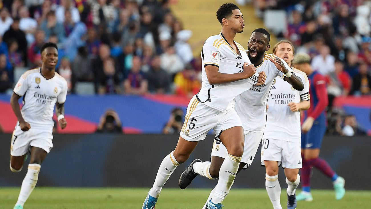 Jude Bellingham festeja junto a sus compañeros uno de sus goles al Barça