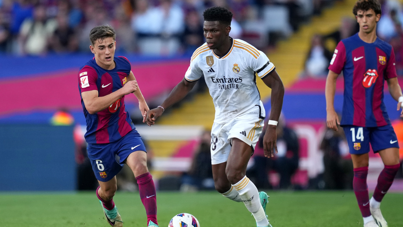 Aurélien Tchouaméni con la posesión de balón siendo marcado por Gavi y con Joao Félix de fondo en el Clásico