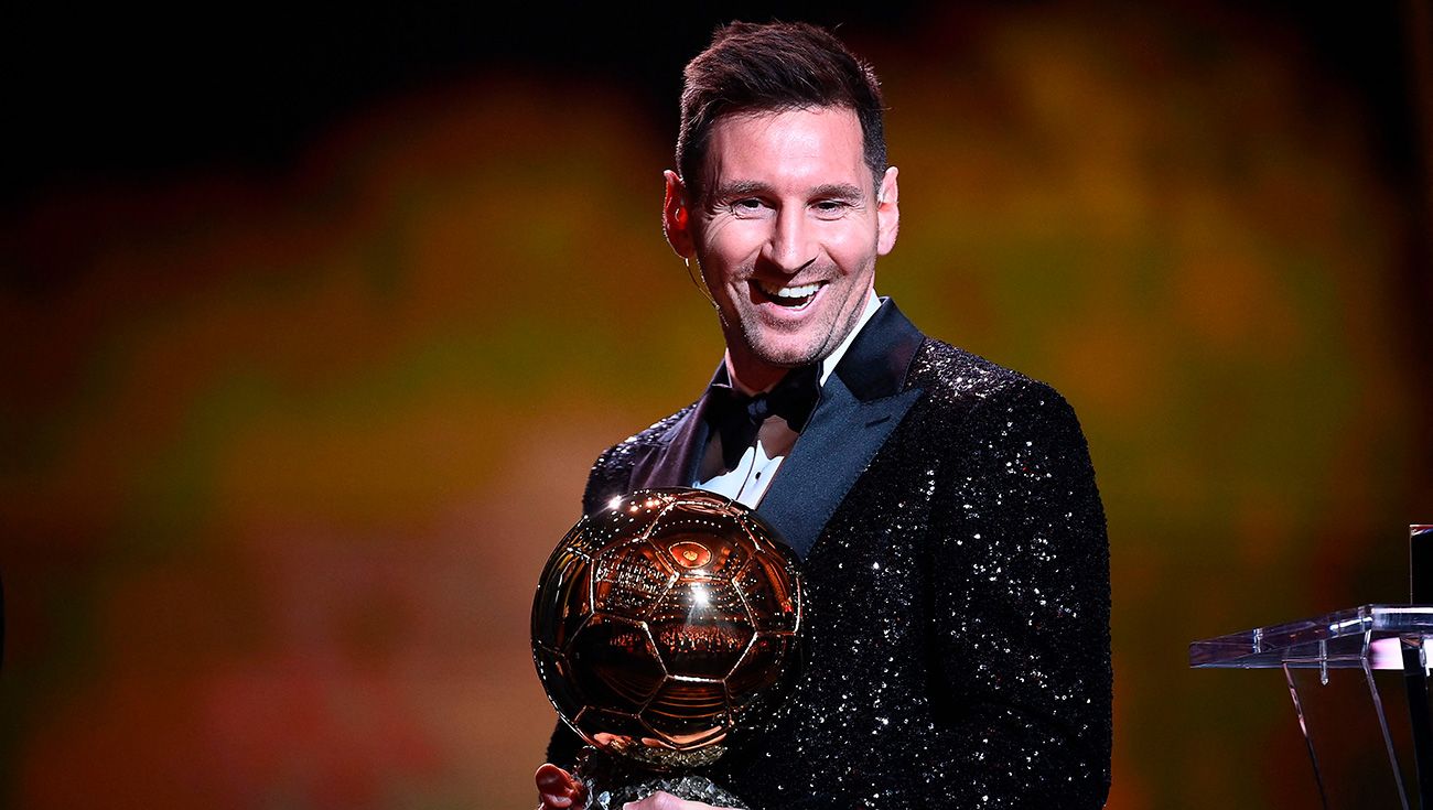 Messi posando con el balón de oro en 2021