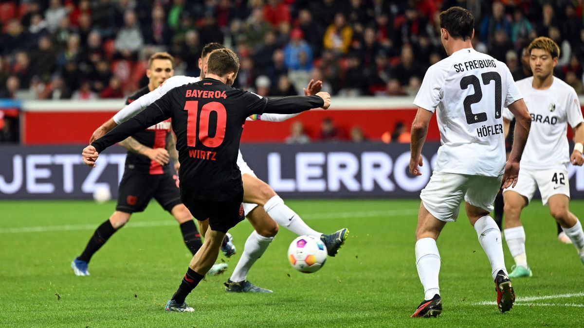 Florian Wirtz dispara para su gol ante el Friburgo