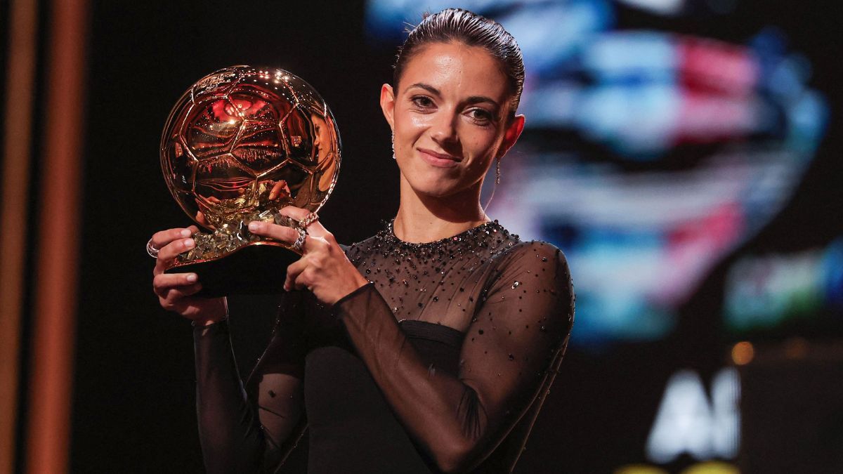 Aitana Bonmatí con el Balón de Oro 2023