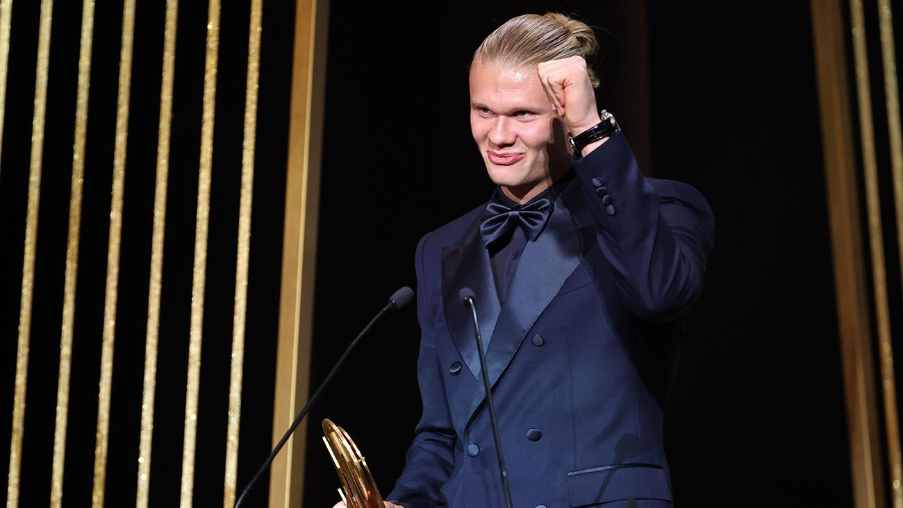 Erling Haaland con el Trofeo Müller