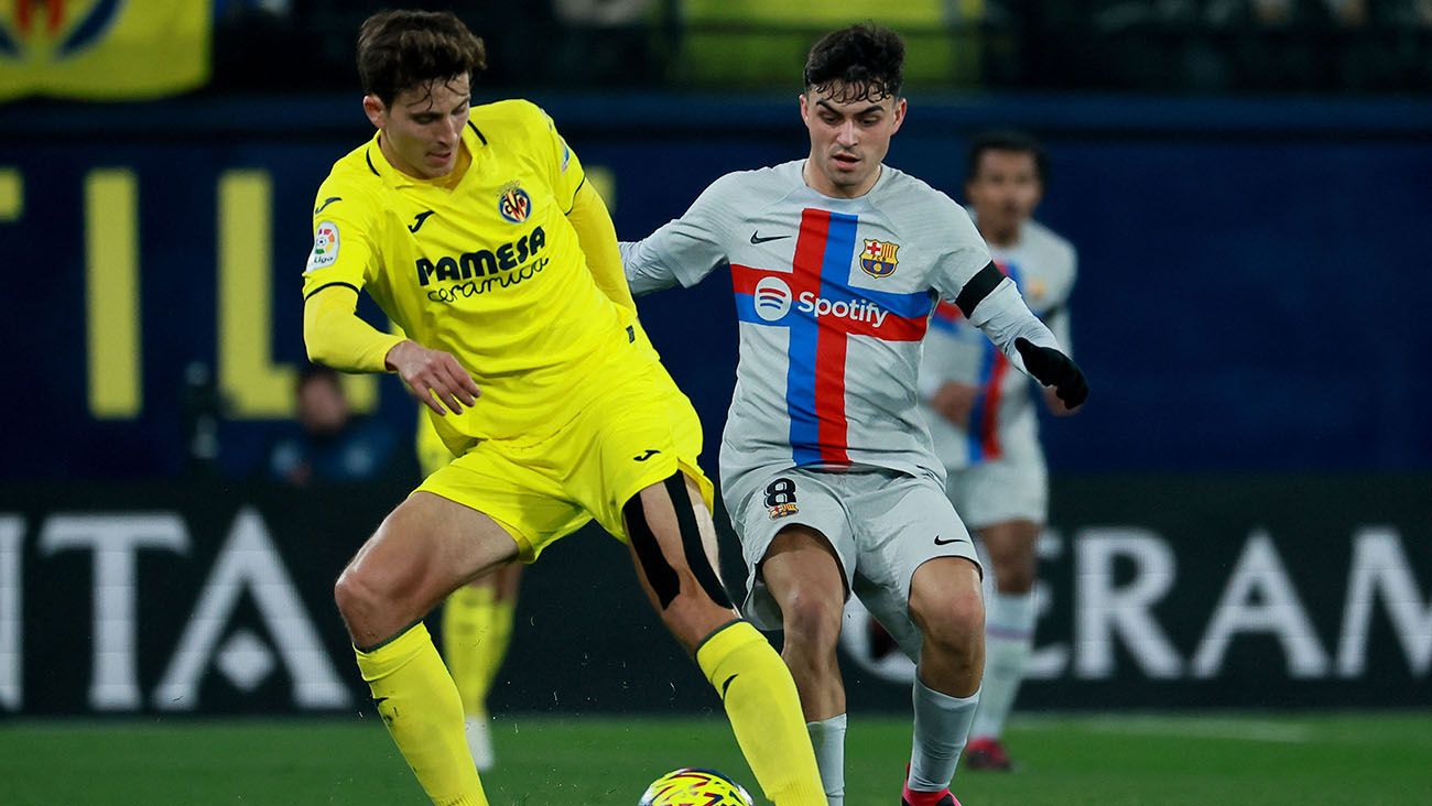 Pau Torres and Pedri during a Villarreal-Barça