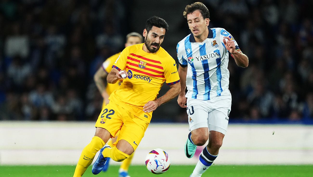 Gündogan y Oyarzabal luchando un balón.