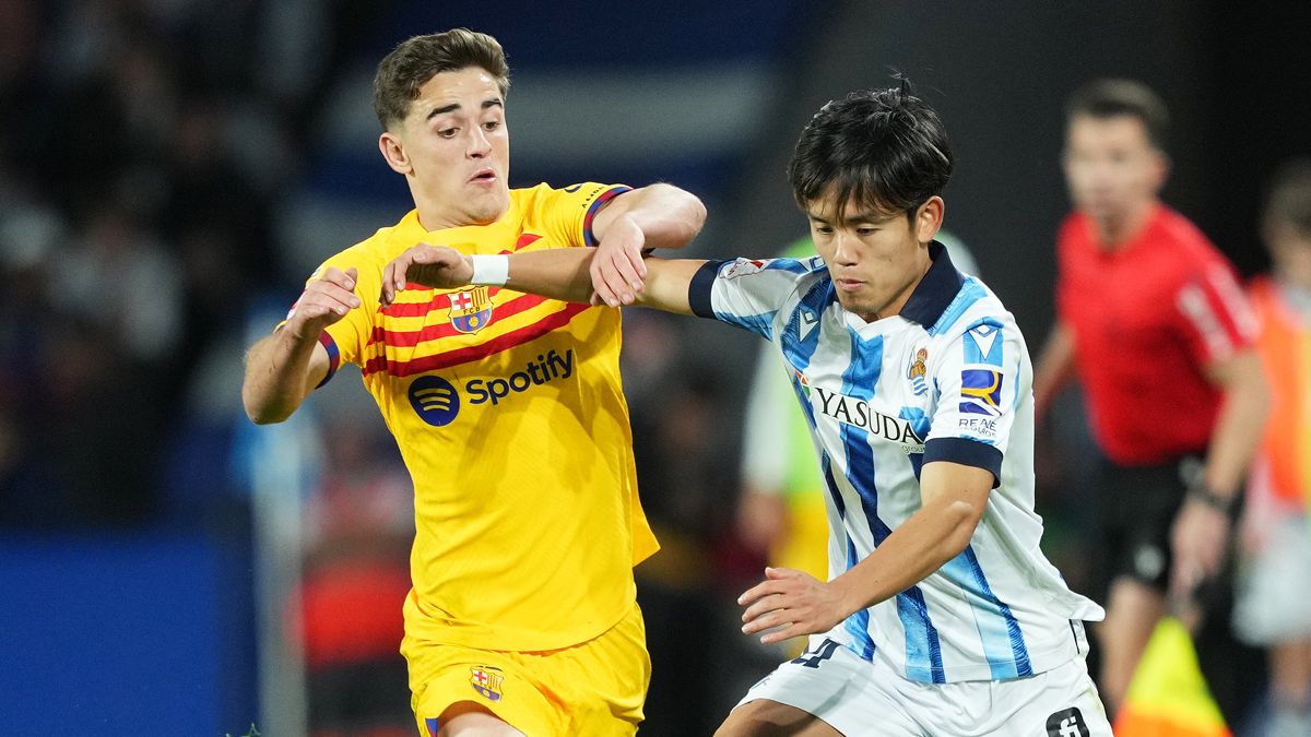 Gavi y Kubo en un duelo por el balón