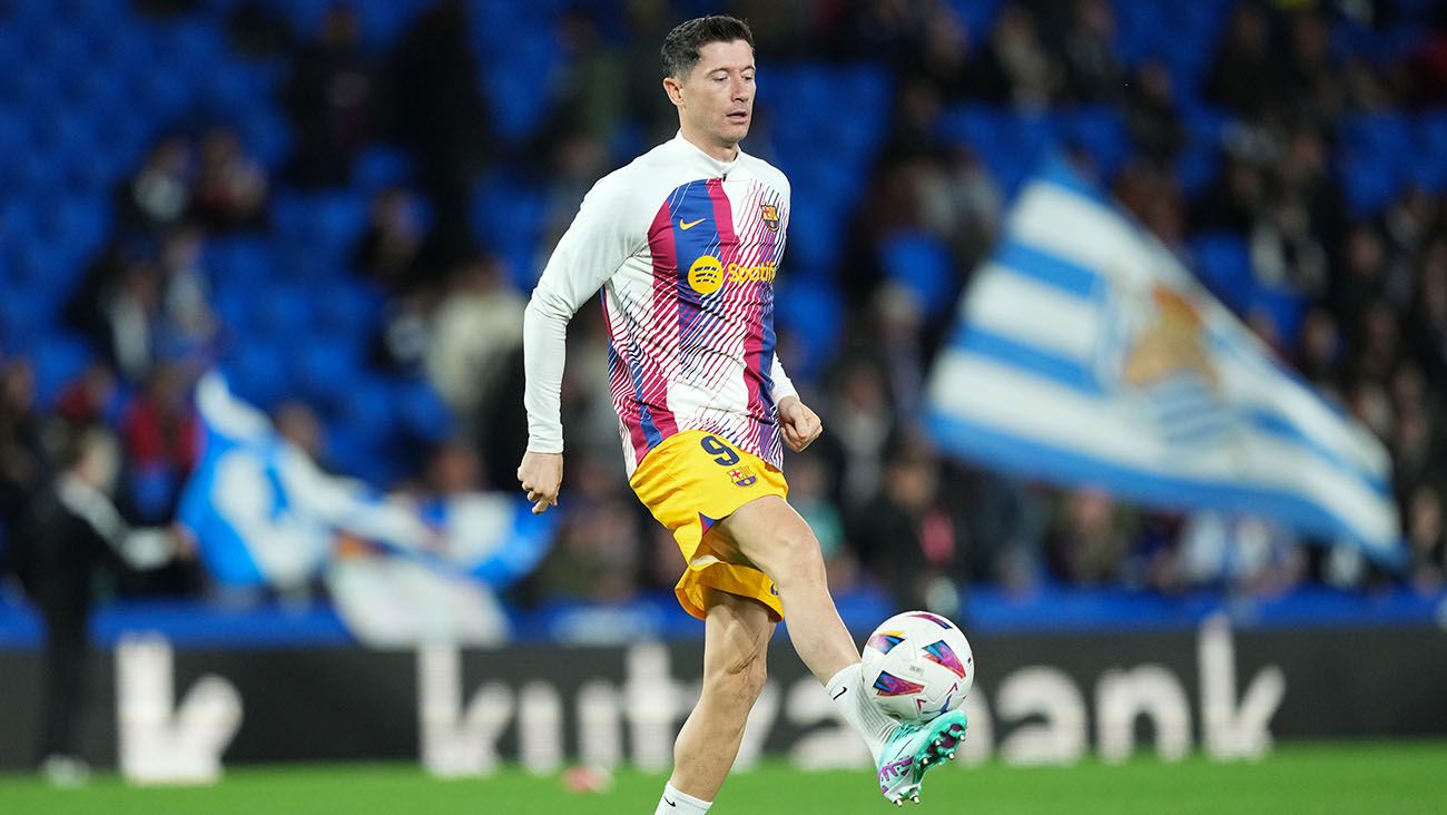 Robert Lewandowski warming up at Anoeta