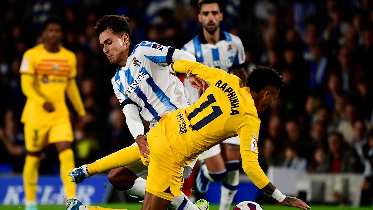 Martín Zubimendi disputing for a ball with Jules Koundé