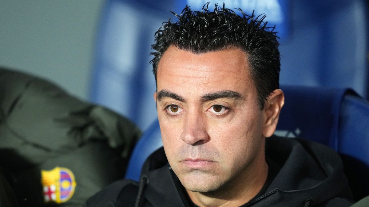 Xavi Hernández en el banquillo del Reale Arena