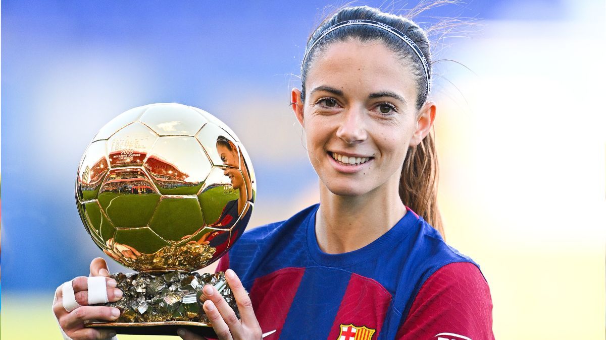 Aitana Bonmatí con el Balón de Oro en el Johan Cruyff