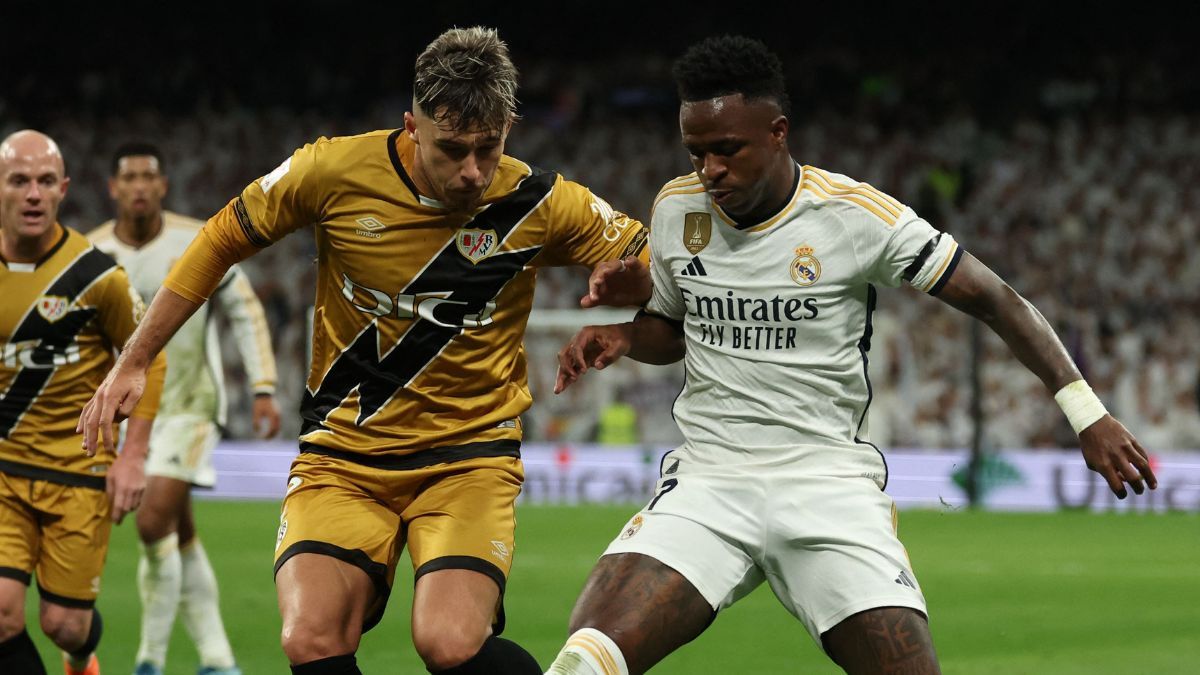 Andrei Ratiu y Vinicius durante el Real Madrid vs Rayo Vallecano