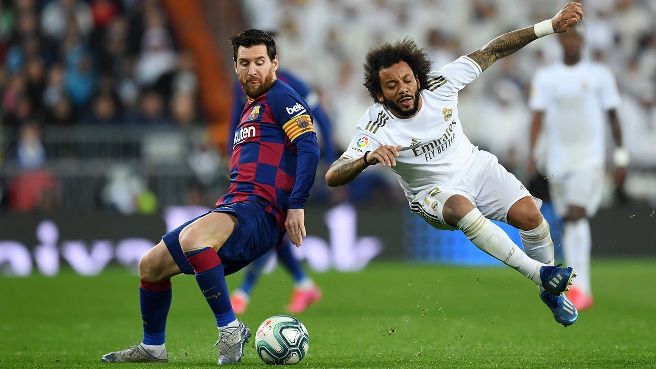Leo Messi y Marcelo durante un Clásico disputado en 2020
