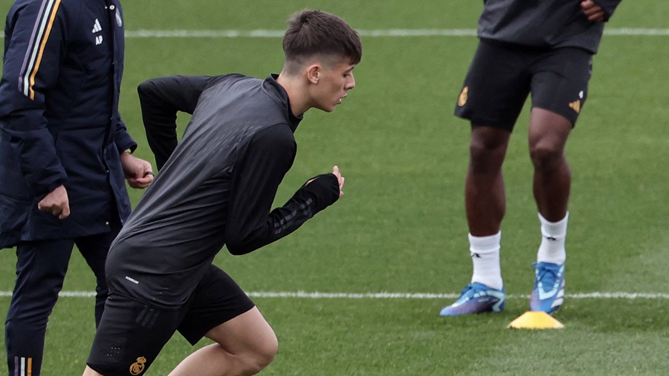 Arda Güler durante un entrenamiento con el Madrid