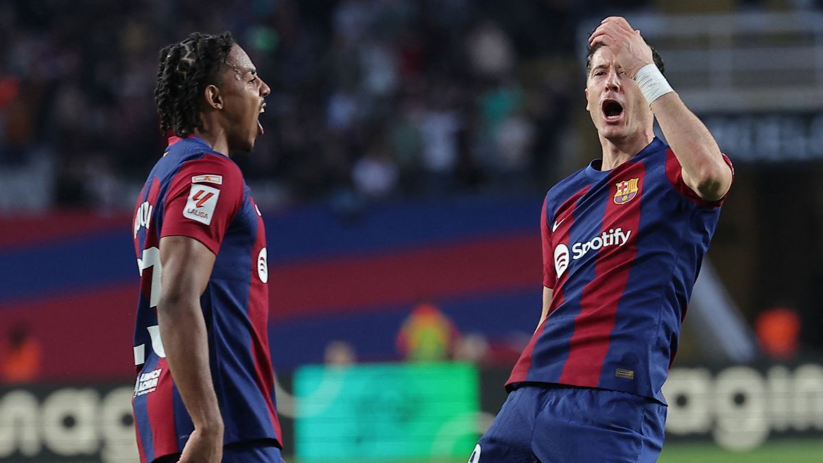 Lewandowski y Koundé celebran un gol del Barça