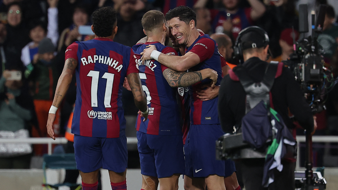 Jugadores del Barça reunidos celebrando la segunda anotación de Lewandowski ante el Alavés