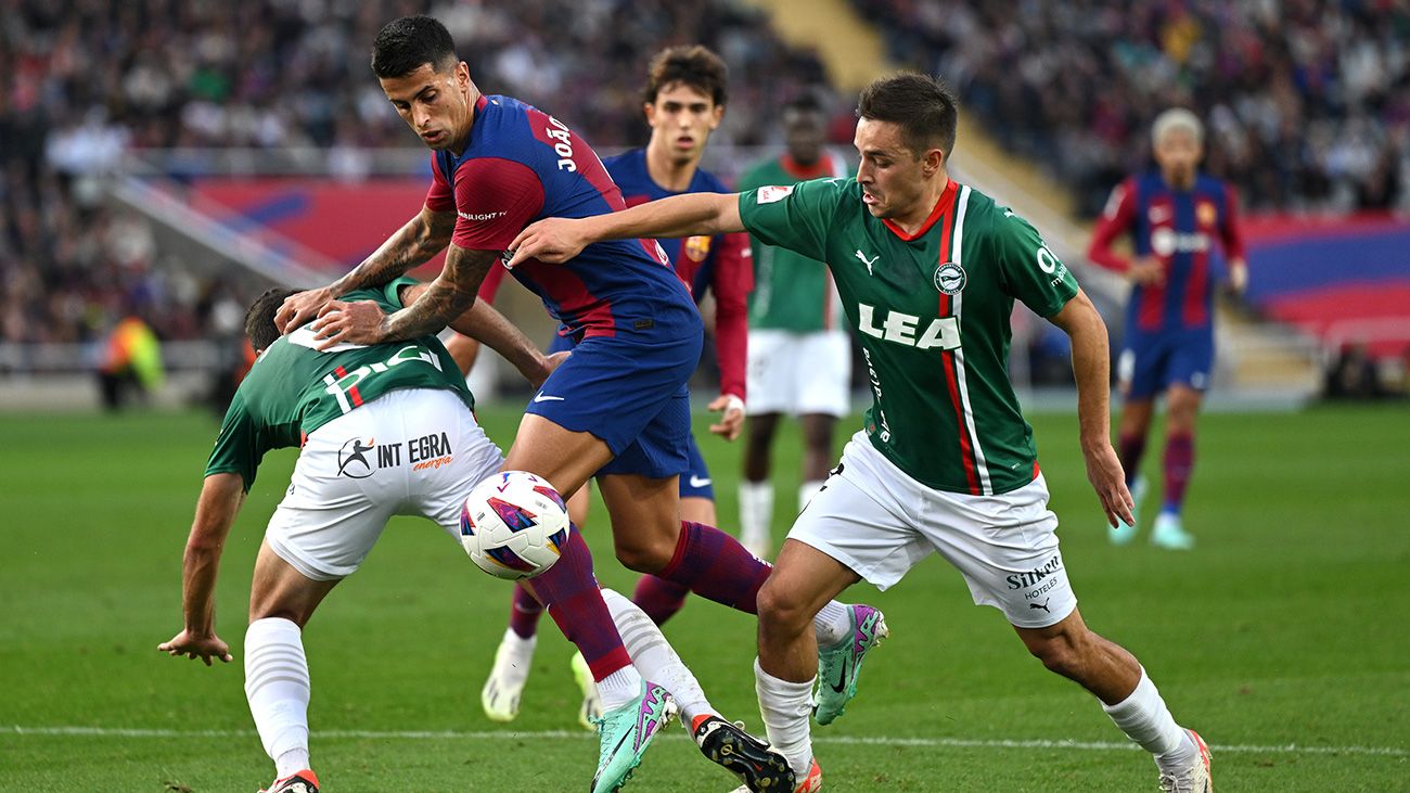 Cancelo ante el Alavés