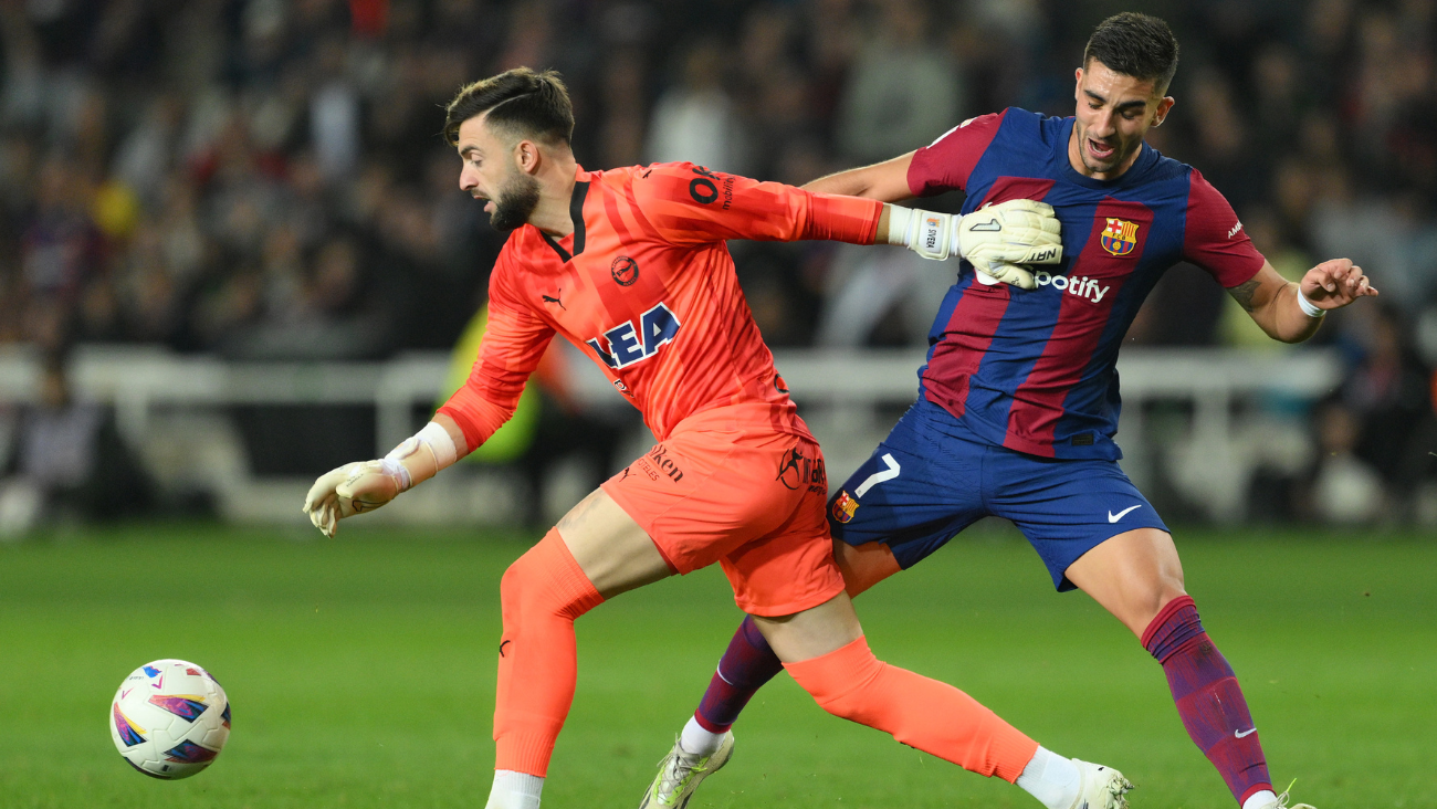 Ferran Torres en el duelo ante el Alavés peleando el balón con el guardameta Antonio Sivera