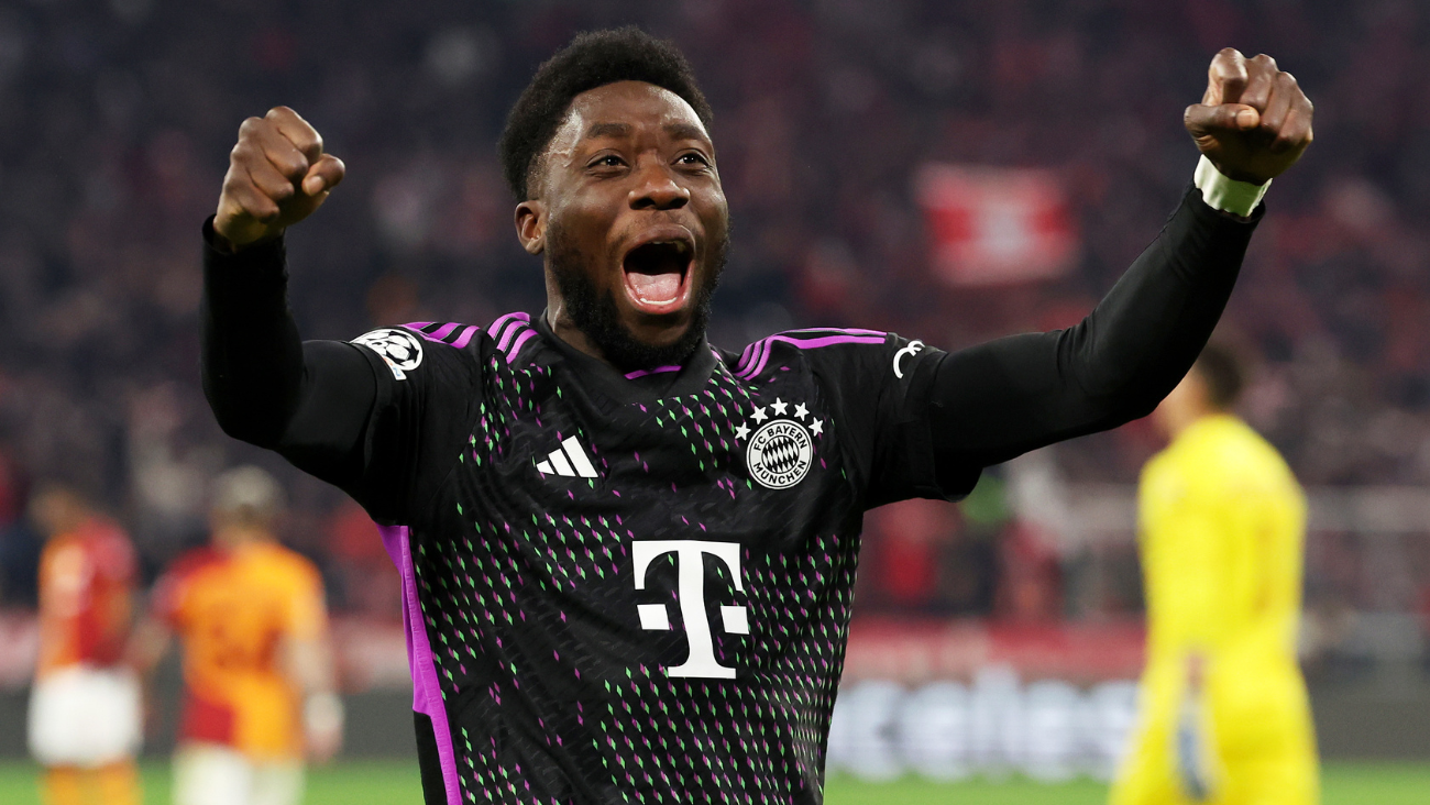 Alphonso Davies con el Bayern Múnich en el duelo ante el Galatasaray en la UEFA Champions League