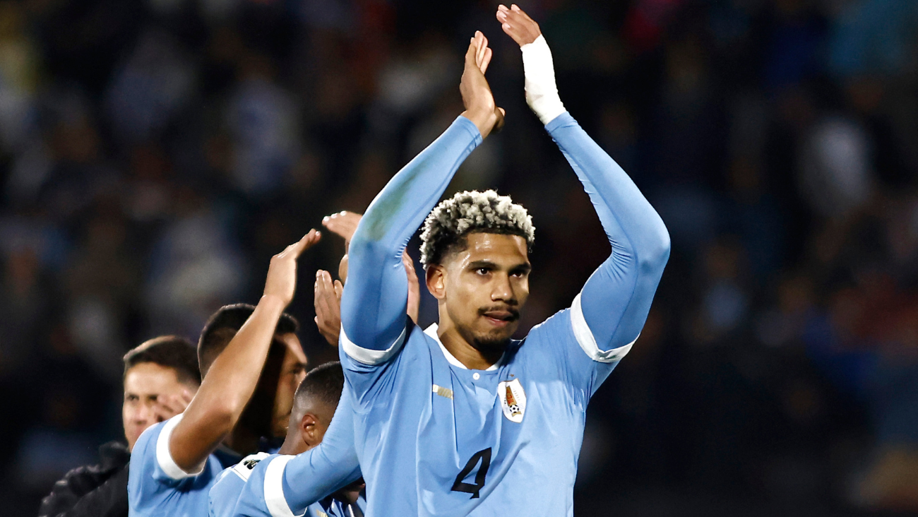 Ronald Araújo celebrando una victoria de la selección uruguaya ante Brasil