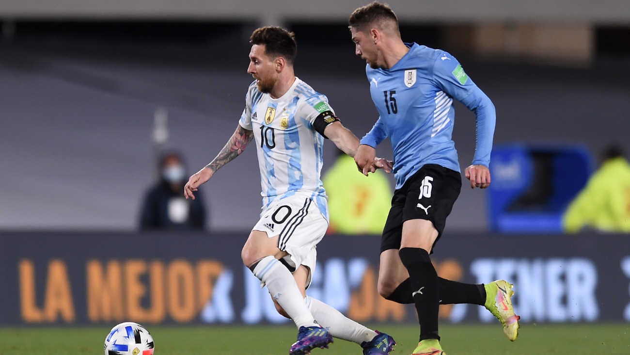 Leo Messi y Fede Valverde en el duelo premundialista entre Argentina y Uruguay para Qatar 2022