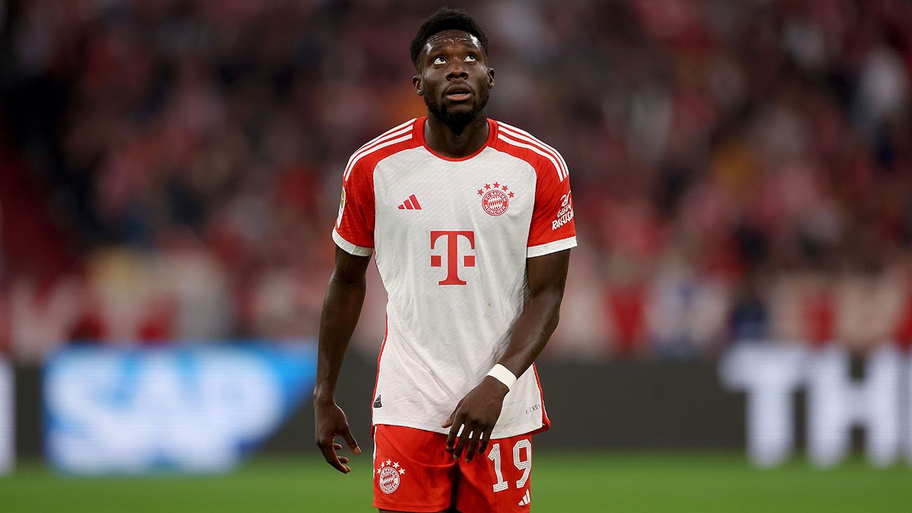 Alphonso Davies en un partido con el Bayern Múnich